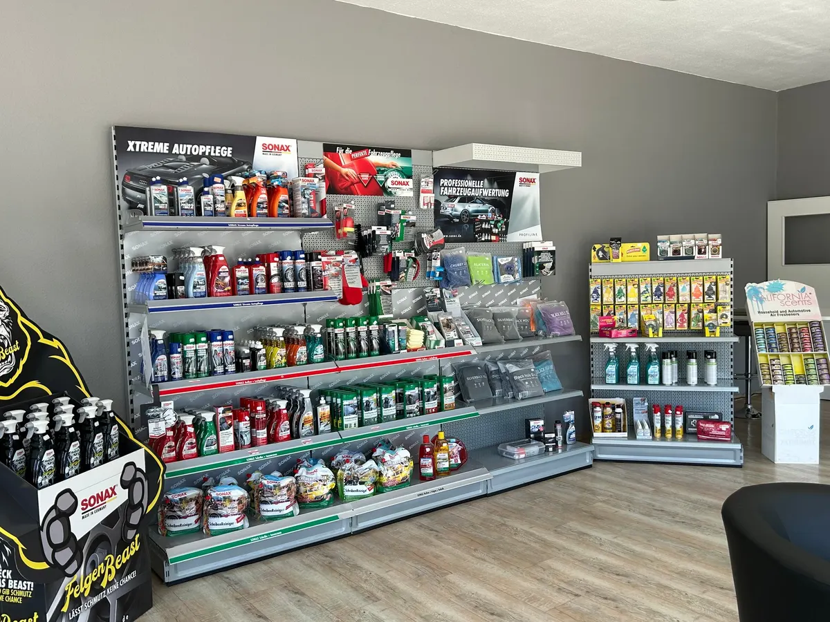 Regal mit Pflegeprodukten im Shop des Waschparks Asperg