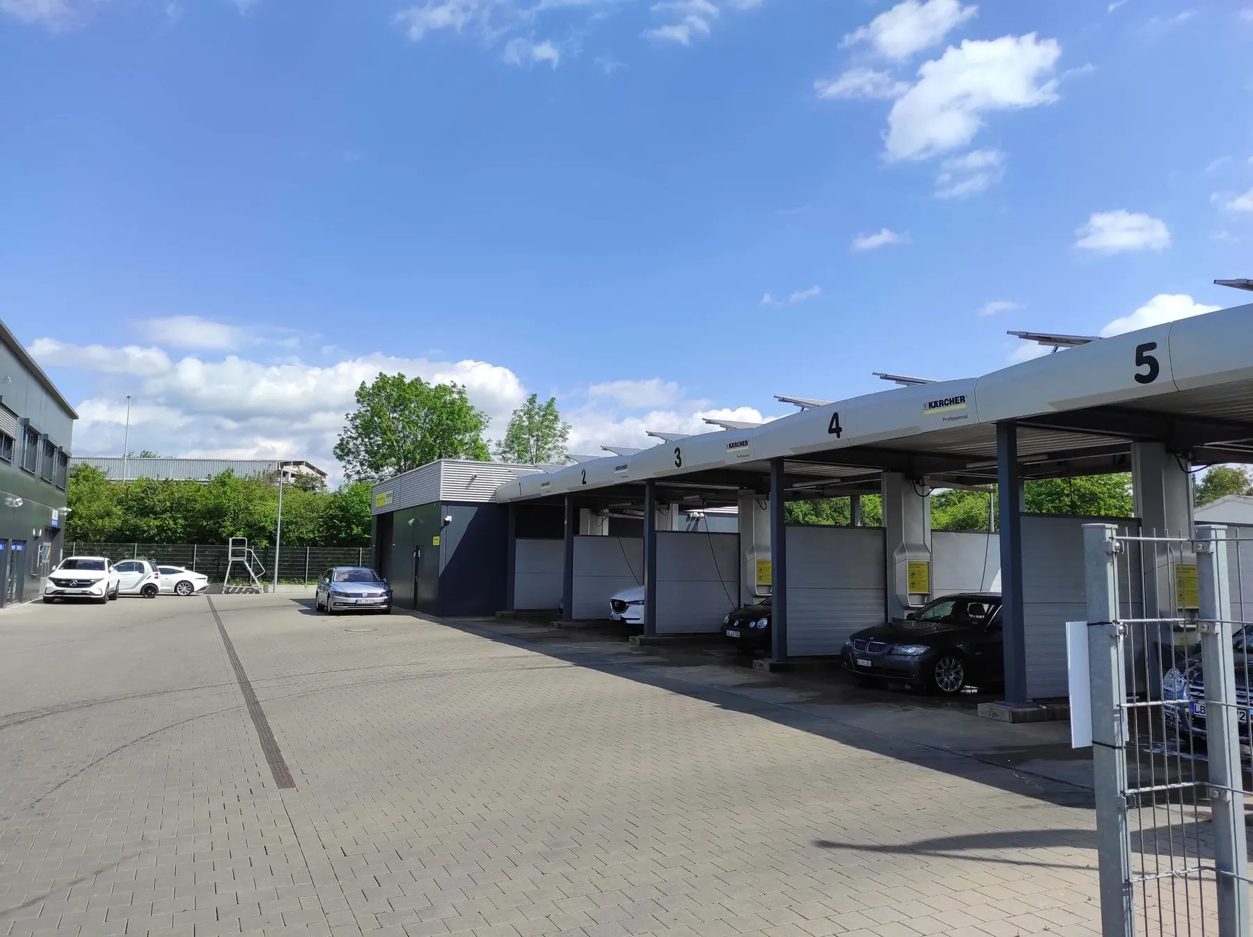 Überdachte Waschplätze des Waschparks bei Sonnenschein