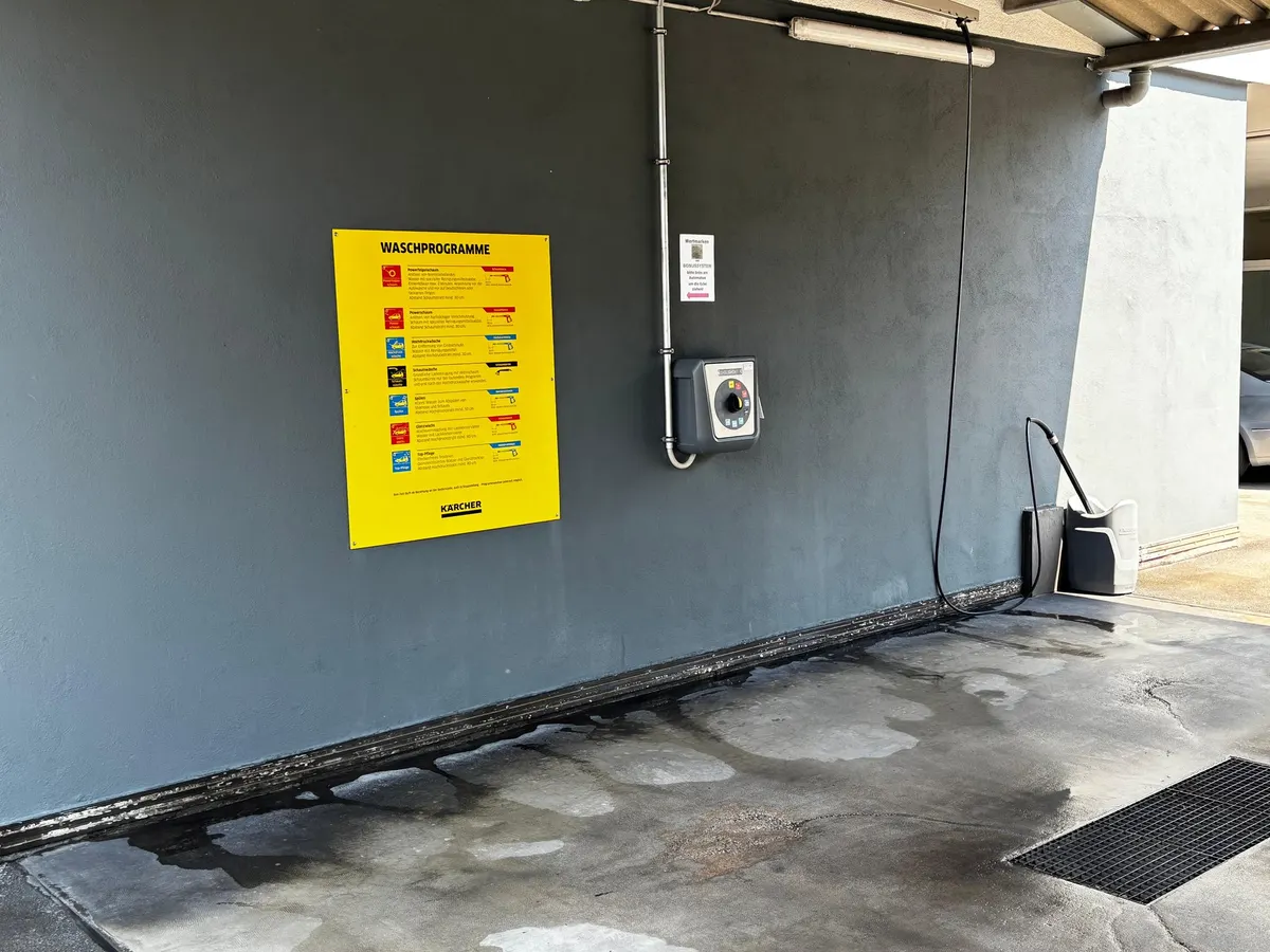 Innenansicht einer SB-Waschbox mit Waschprogrammtafel