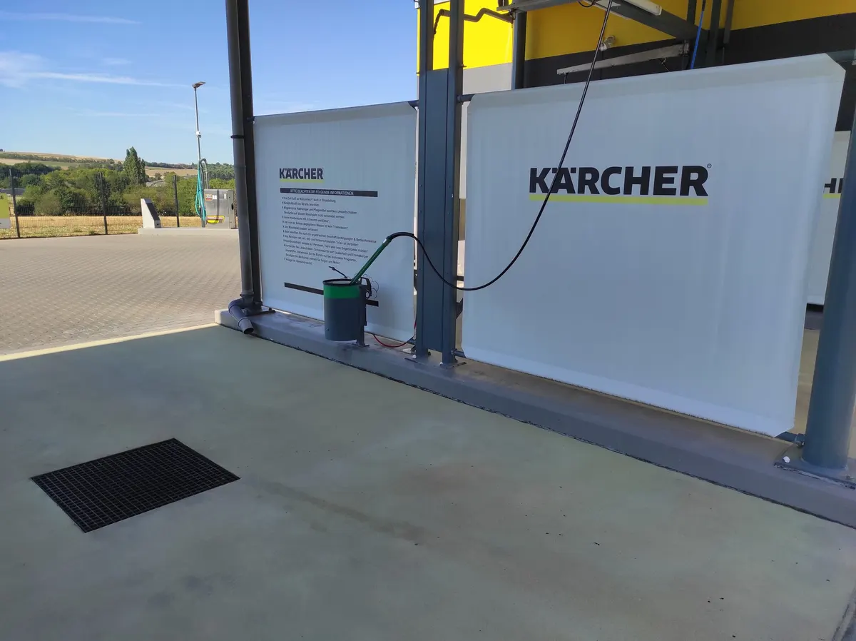 Bediensäule der Kärcher-Waschanlage