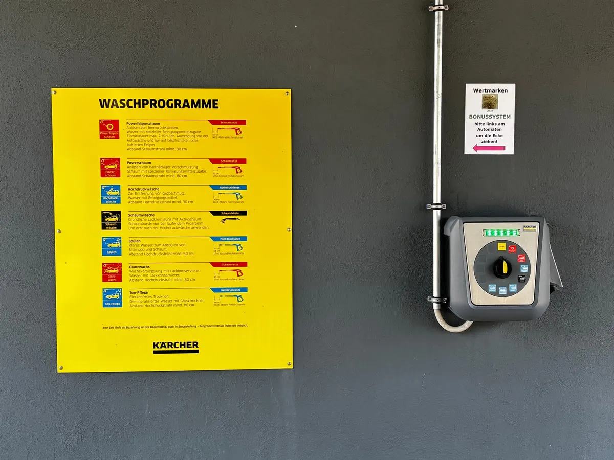 Tafel mit den Waschprogrammen an der SB-Box